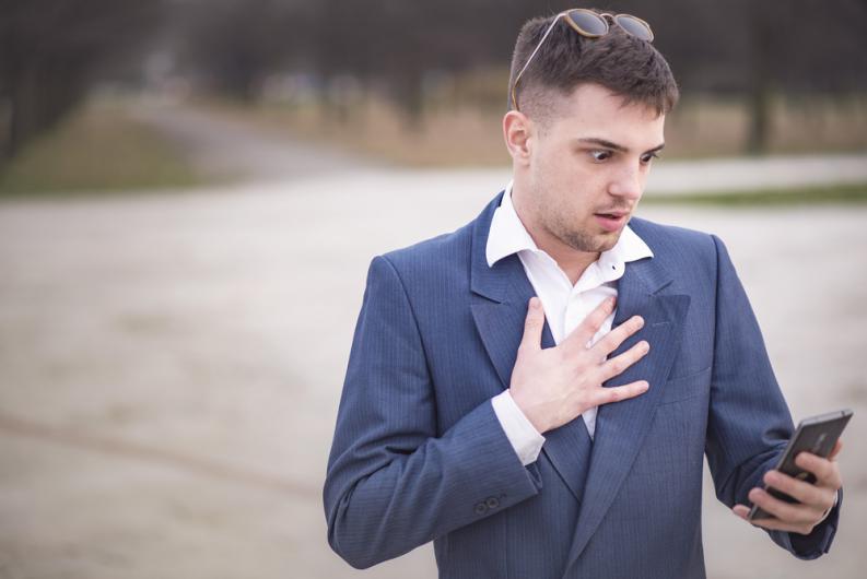 hombre-sorprendido-viendo-su-celular_orig